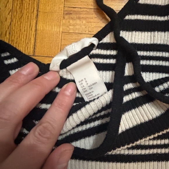 H&M strip v-neck stretch tank top  * accepting offers - Picture 3 of 3